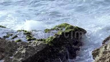 海浪拍打海岸. 行动。 波浪冲击岩石。 海浪拍打在小岩石上